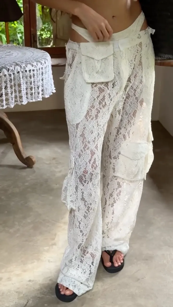 Cargo in pizzo Flowee indossato in casa