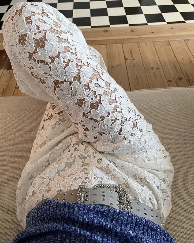 Cargo in pizzo Flowee abbinato a maglia blu